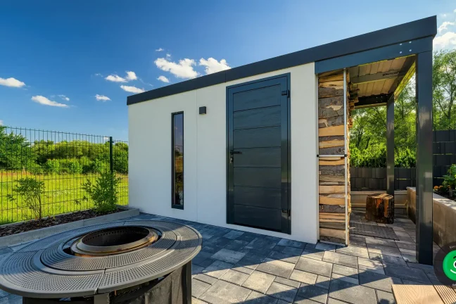 zahradní domek na podkladě ze zámkové dlážby