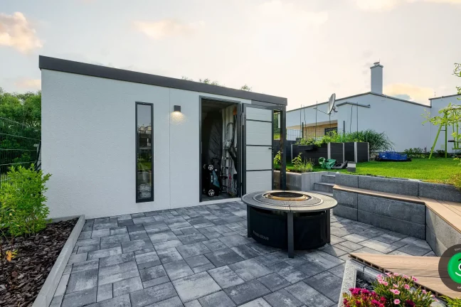 příjemné letní posezení vedle zahradního domku