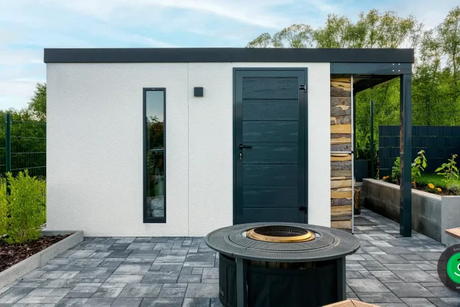 zahradní domek s tmavou atikou a bílou omítkou