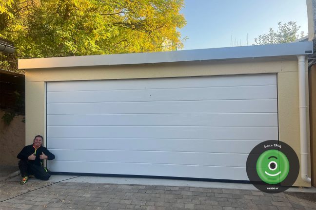 spokojený zákazník před garáží se širokou bránou