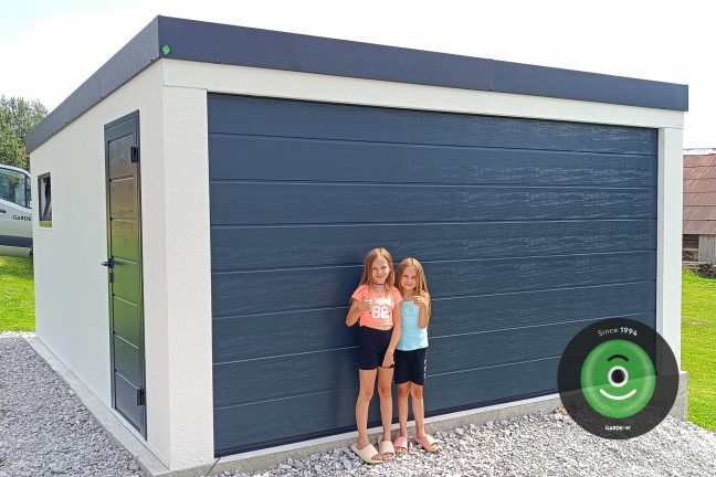 dvě malé spokojené dívky před garáží