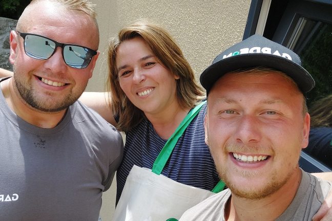 fotografie s vysmátými spokojenými zákazníky