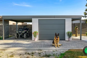 pejsek u zahradního domku s garážovou bránou