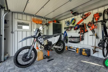 závěsné systémy uvnitř zahradního domku