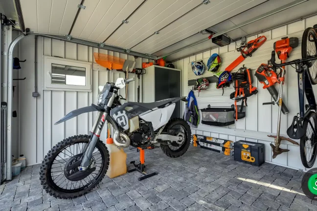 závěsné systémy uvnitř zahradního domku