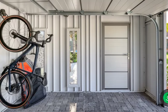 interiér zahradního domku s garážovou bránou