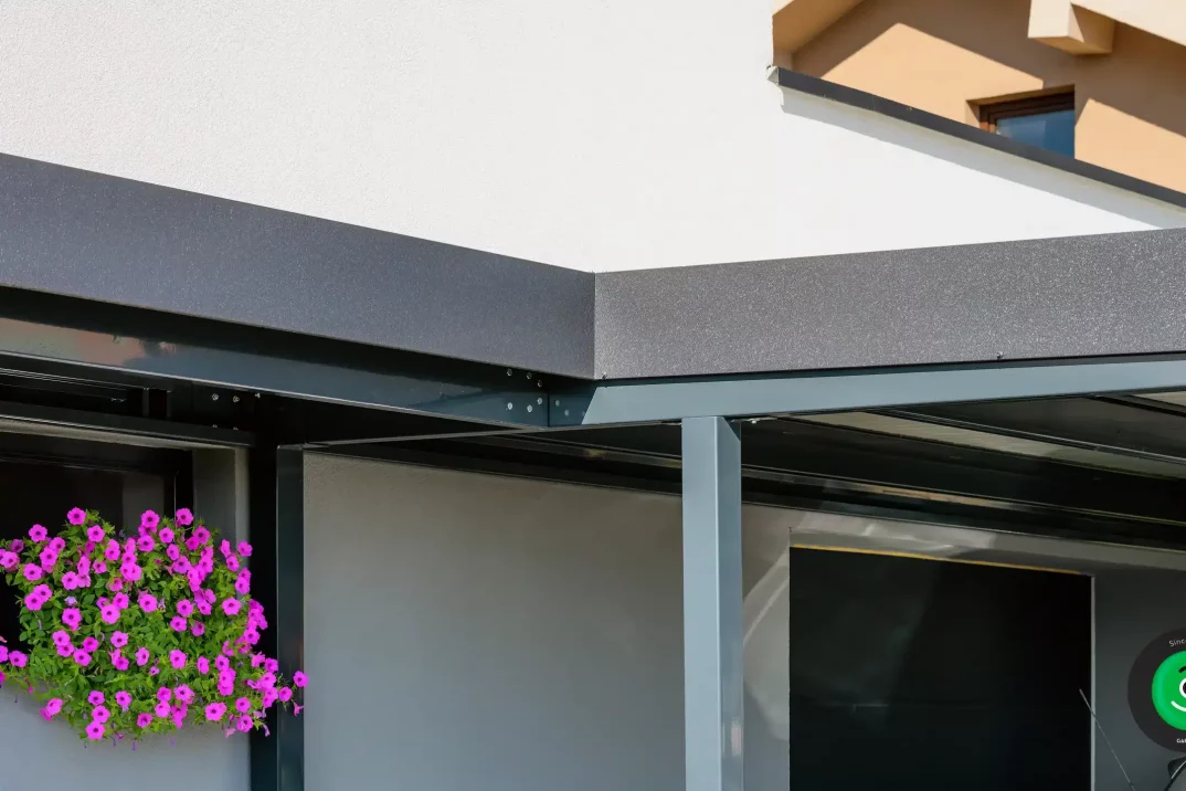 Elegantní atika přístřešku s čistými liniemi dotváří moderní vzhled.