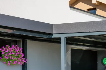 Elegantní atika přístřešku s čistými liniemi dotváří moderní vzhled.