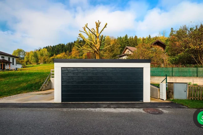 velká garáž s černou širokou bránou