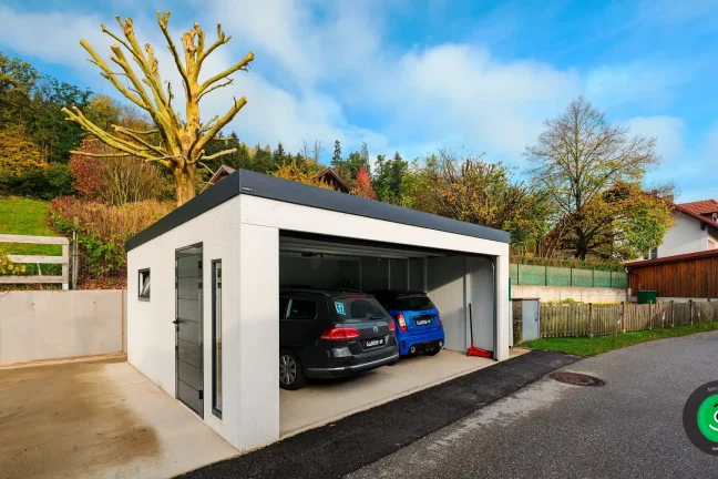 dvě auta uvnitř garáže