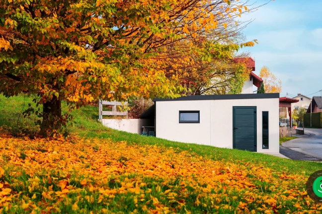 garáž hned při příjezdové cestě