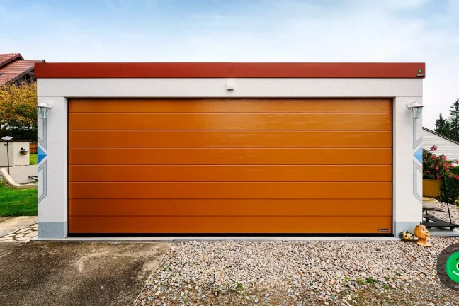 garáž s barevnou atikou a garážovou vrata