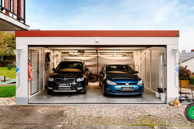 dvě auta zaparkovaná v garáži s barevnou atikou