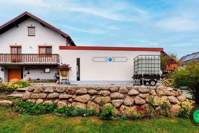 kamenný vyvýšený podklad pod garáží