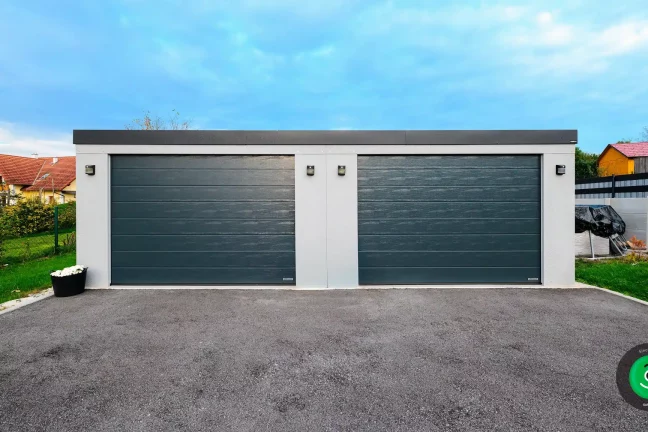 bílá dvojgaráž s černou širokou branou