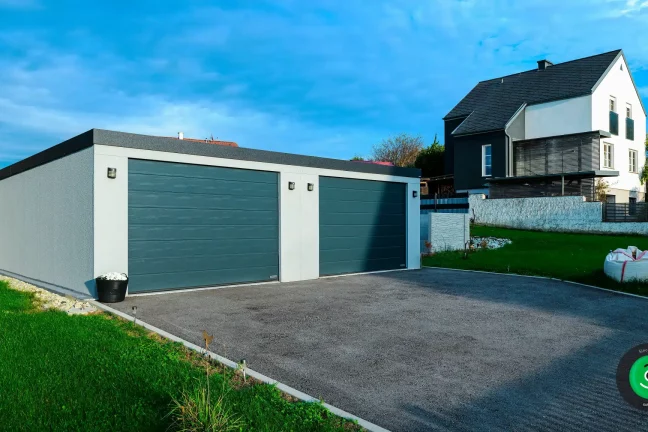 dvě garáže postavené hned vedle sebe
