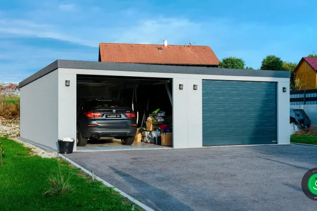 auto zaparkované uvnitř jedné z garáží