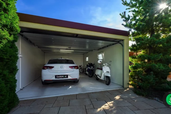 auto zaparkované uvnitř garáže