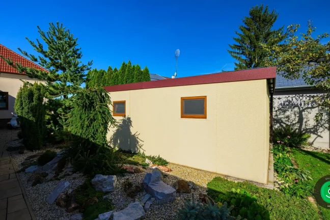 zadní stěny garáže s červenou atikou a okny