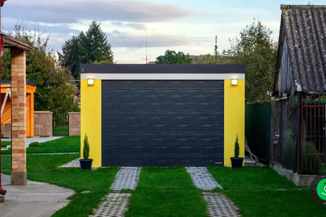 velká garáž se žlutou omítkou