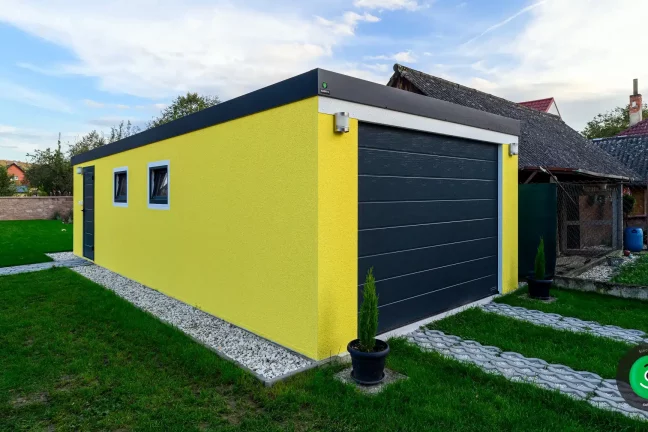 žlutá garáž se širokou bránou
