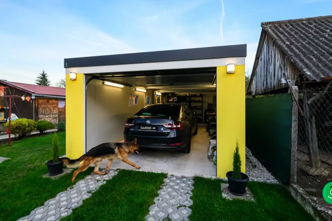 pohled na vnitřek garáže