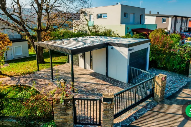 garáž pro jedno auto s přístřeškem a pultovou střechou