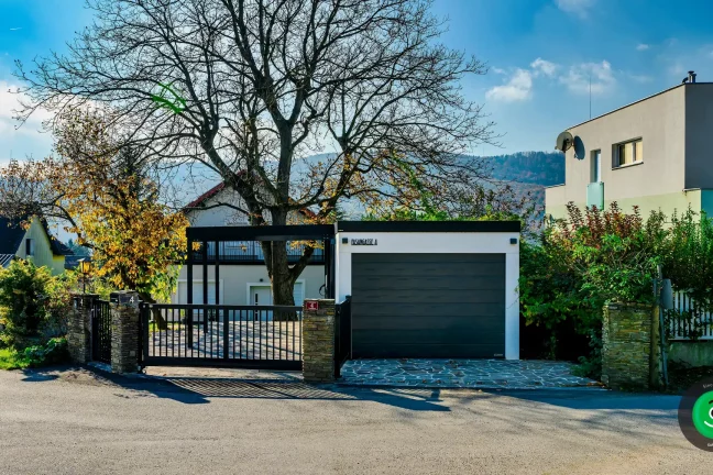 garáž pro jedno auto s přístřeškem