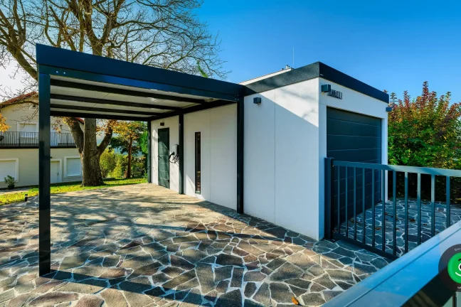 garáž s přístřeškem a pultovou střechou