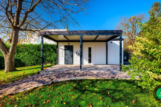 zadní strana garáže která má přístřešek