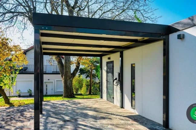 přístřešek u zadního vchodu garáže