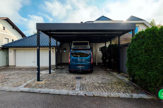 přístřešek pro auto u rodinného domu