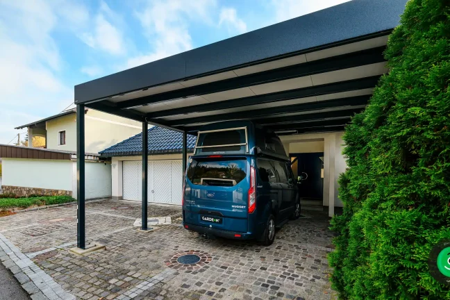 auto pod velkým prostorným přístřeškem