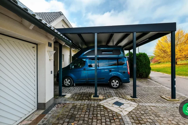 boční pohled prostorného přístřešku