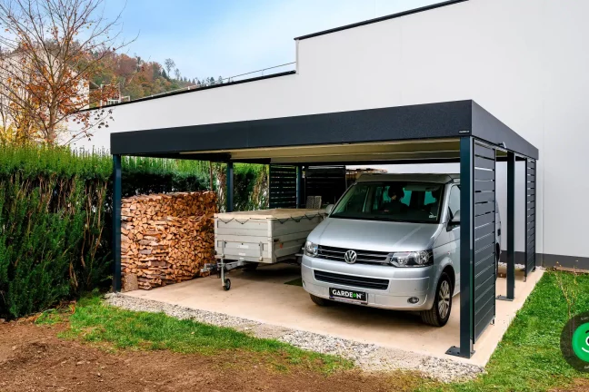 dřevo odložené pod přístřeškem s kovovou výplní