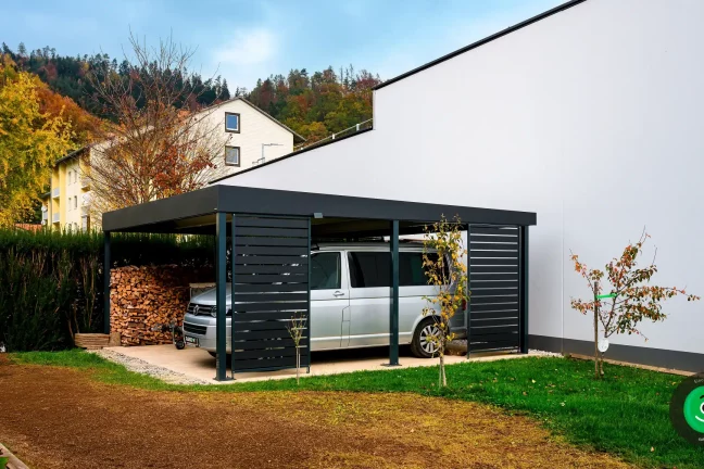 kovová výplň se zaparkovaným autem