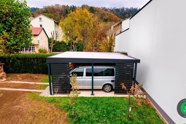 přístřešek pro jedno auto u rodinného domu