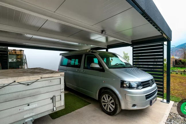 přístřešek s kovovou výplní která chrání před špatným počasím