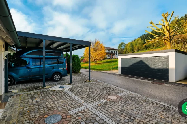 garáž oproti velkému přístřešku