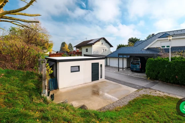 dvě stavby naproti sobě