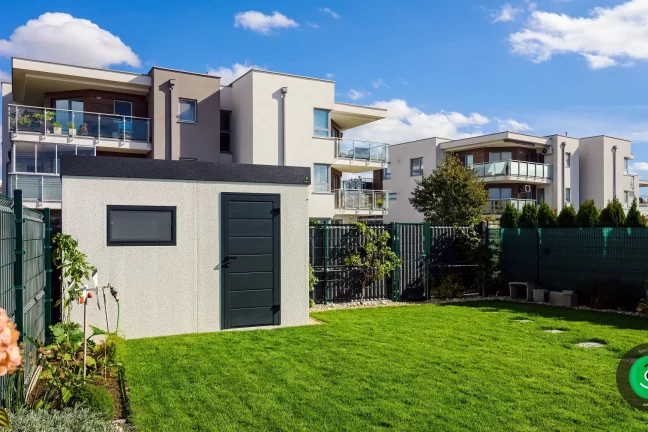 útulný zahradní domek s bílou omítkou