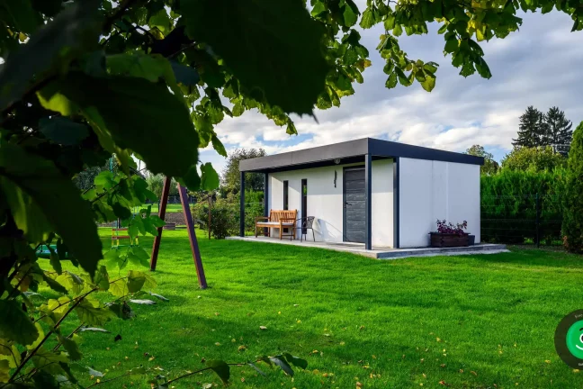 zahradní domek s přístřeškem uprostřed zahrady