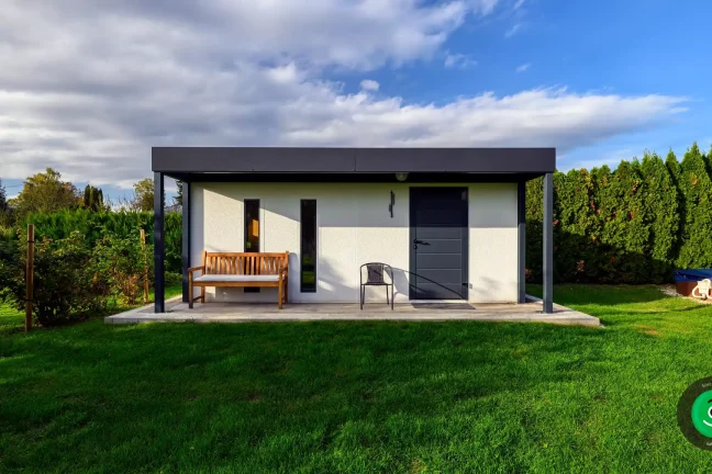 posezení pod přístřeškem před zahradním domkem