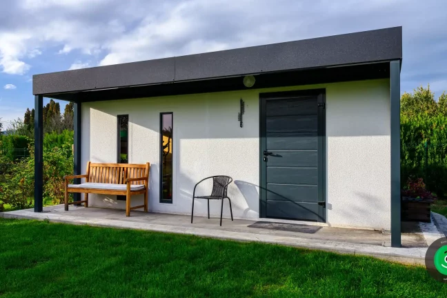 dřevěná lavička pod přístřeškem před zahradním domkem