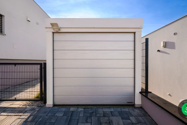 bílá garáž se stříbrnou bránou