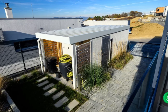 přístřešek na zadní straně garáže