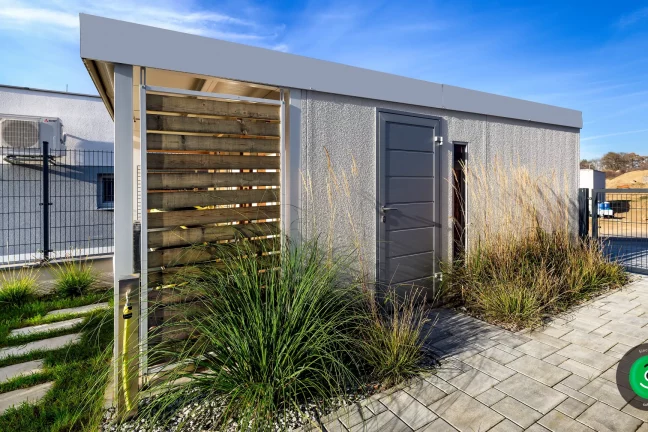 malý přístřešek s dřevěnou výplní u garáže