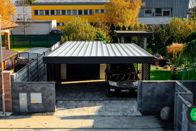 přístřešek pro dvě auta s garáží vzadu