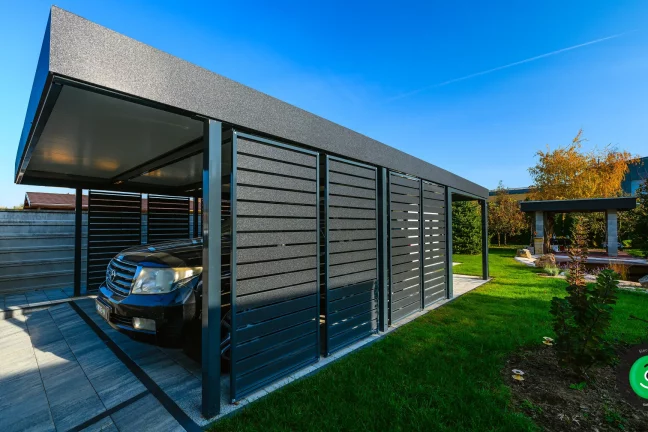 černá kovová výplň na přístřešku pro dvě auta