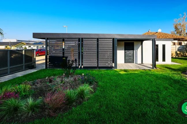 velký přístřešek pro dvě auta a garáží za ním